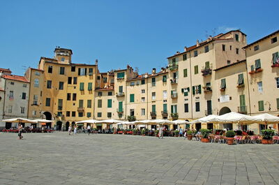 Piazza Anfiteatro, Lucca