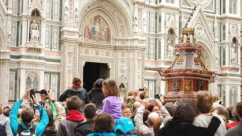 The exploding cart outside florence's cathedral
