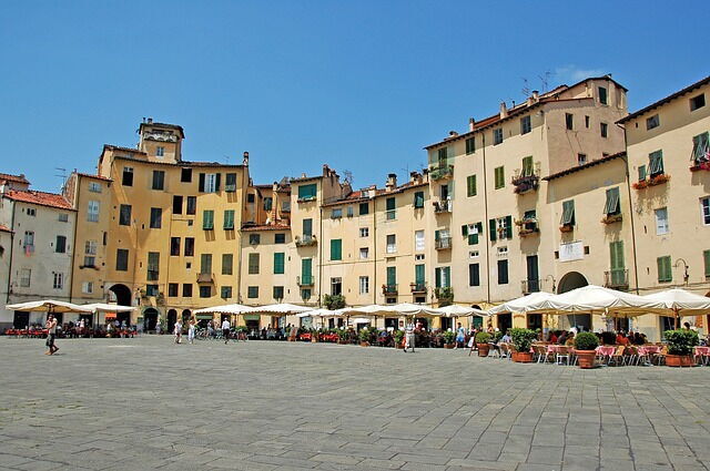 Lucca piazza Anfiteatro