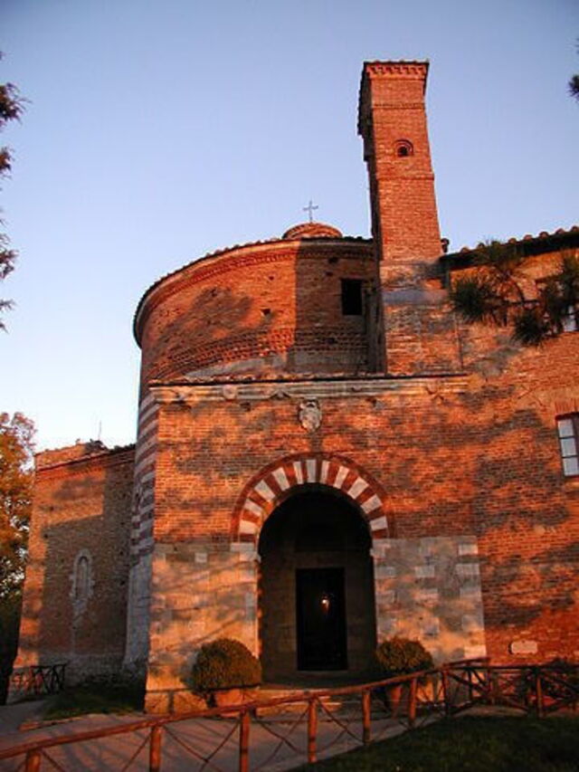 Rotonda of Montesiepi, Chiusdino town