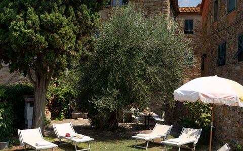 Villa Fracassini: Water, Plant, Sky, Building, Property, Cloud, Swimming Pool, Shade, Outdoor Furniture, Grass