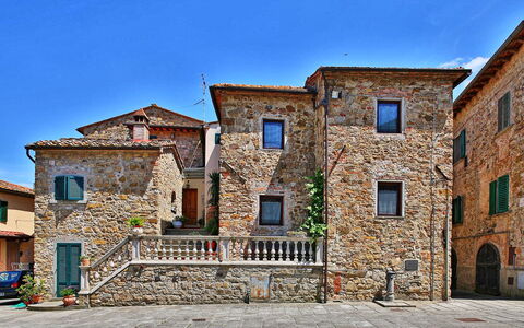 Il Pigionale: Property, Town, Building, House, Neighbourhood, Architecture, Wall, Residential Area, Home, Human Settlement