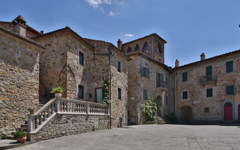 La Miccia: Property, Building, Town, Wall, Medieval Architecture, Architecture, Sky, House, History, Castle