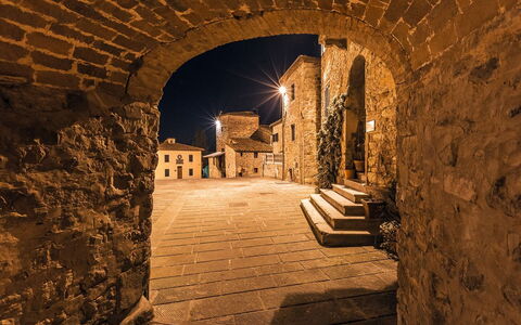 Casa Di Vignolo: Arch, Architecture, Wall, Sky, Building, History, Ancient History, Historic Site, Night, Shadow