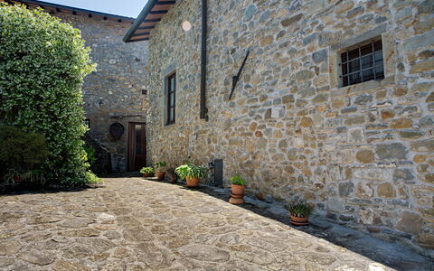 Il Palazzetto: Property, Cobblestone, Wall, Stone Wall, House, Building, Courtyard, Road Surface, Architecture, Flooring