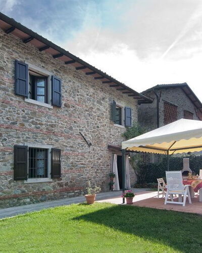 Il Palazzetto: Property, House, Home, Building, Cottage, Real Estate, Roof, Farmhouse, Facade, Siding