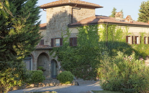 Fattoria Di Quercia Al Poggio: Property, House, Building, Estate, Home, Tree, Real Estate, Architecture, Botany, Wall