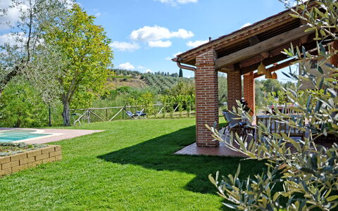 Il Fienile Di Giovanna: Property, House, Real Estate, Grass, Home, Building, Botany, Yard, Tree, Garden