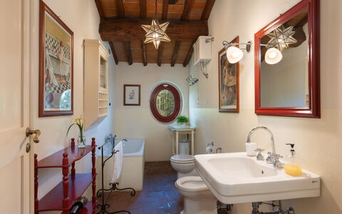 La Forra: Mirror, Tap, Property, Sink, Picture Frame, Plumbing Fixture, Bathroom Sink, Building, Bathroom, Purple