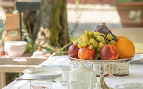 Il Vignale: Tableware, Serveware, Dishware, Table, Furniture, Drinkware, Tablecloth, Plate, Food, Porcelain