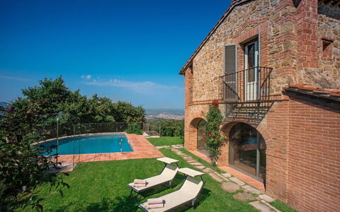 Villa Mandorlo: Plant, Property, Sky, Building, Window, Swimming Pool, Water, Tree, Grass, Residential Area