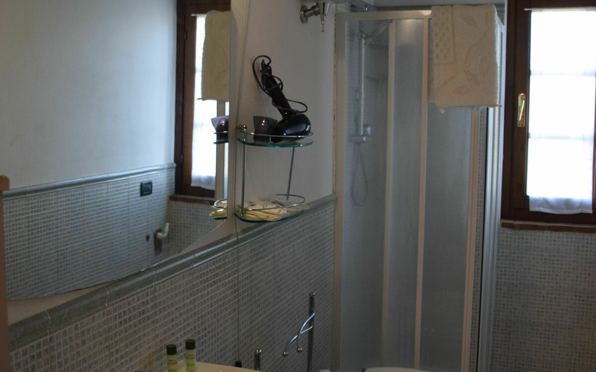 rocche-di-valiano-chianti-castelnuovo-berardenga-multiproprietà-mimosa-bathroom