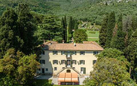 Villa de Ranieri: Property, Building, Nature, Window, Natural Landscape, Tree, Vegetation, Land Lot, House, Biome