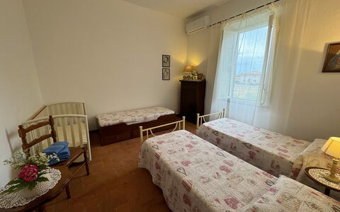 Casa Romana: Furniture, Floor, Flooring, Interior Design, Wood, Bedroom, Bed, Bed Sheet, Linens, Bedding