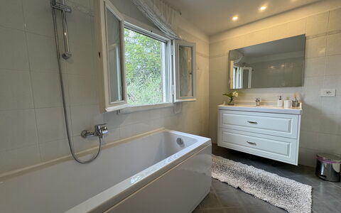 Casa Romana: Plumbing Fixture, Bathroom, Bathtub, Tap, Plumbing, Flooring, Floor, Interior Design, Sink, Bathroom Cabinet