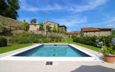 La Casa del Nonno: Water, Plant, Cloud, Sky, Property, Building, Blue, Swimming Pool, Tree, Flowerpot