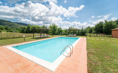 La Gropina Di Loro Ciuffenna: Property, Swimming Pool, Real Estate, Building, Leisure, House, Estate, Grass, Home, Villa