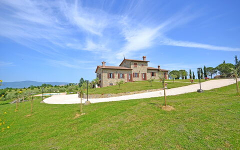 Villa Anita: Property, Sky, House, Estate, Home, Land Lot, Real Estate, Grass, Grassland, Building