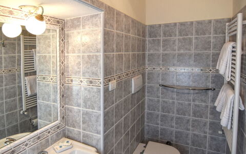 Villa Il Palazzo: Bathroom, Room, Tile, Property, Wall, Floor, Real Estate, Interior Design, Plumbing Fixture, Marble