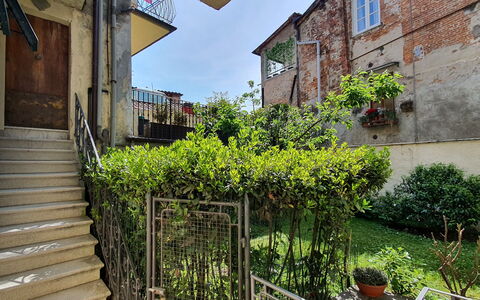 Musetta: Plant, Building, Window, Sky, Cottage, Grass, Neighbourhood, Residential Area, Road Surface, Facade