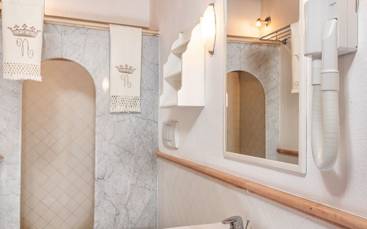 agriturismo-la-papessa-chianti-san-donato-farmhouse-gardenia-bathroom