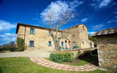 Agriturismo la Papessa: Cloud, Sky, Plant, Property, Window, Nature, Building, Blue, Natural Landscape, Land Lot