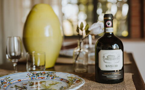 Agriturismo la Papessa: Tableware, Bottle, Drinkware, Table, Stemware, Wine, Dishware, Barware, Drink