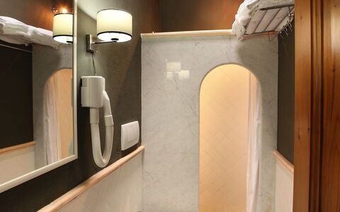 Agriturismo la Papessa: Brown, Tap, Mirror, Plumbing Fixture, Sink, Property, Bathroom Sink, Building, Wood, Bathroom