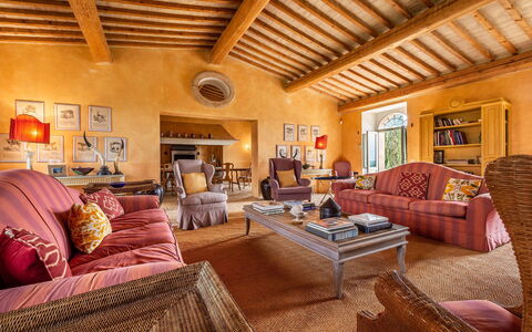 Lavacchio 18: Furniture, Couch, Table, Wood, Interior Design, Picture Frame, Floor, Living Room, Comfort, Flooring