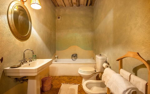 Lavacchio 18: Mirror, Tap, Plumbing Fixture, Property, Sink, Bathroom Sink, Bathroom, Building, Interior Design, Comfort