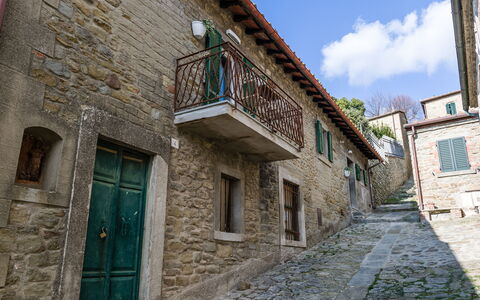 Michelangelo Cortona Apartment: Property, Wall, Town, Building, House, Neighbourhood, Architecture, Facade, Street, Sky