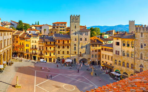 Villa Gioiosa: City, Building, Town, Facade, Public Space, Neighbourhood, Architecture, House, Human Settlement, Town Square