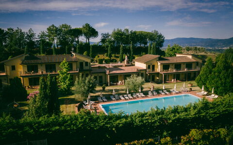 Fattoria Fronzano: Cloud, Sky, Plant, Water, Building, Green, Tree, Swimming Pool, Body Of Water, Land Lot