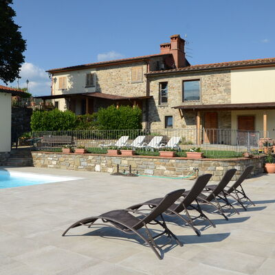 Agriturismo Cincinelli: Property, Building, House, Real Estate, Home, Swimming Pool, Estate, Furniture, Residential Area, Patio