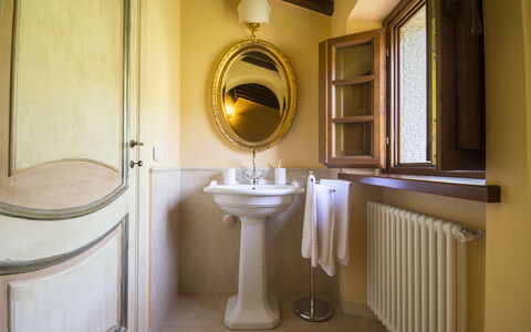 Villa Il Sasso: Property, Room, Bathroom, Toilet, Plumbing Fixture, Interior Design, Architecture, Real Estate, Building, Bathroom Accessory