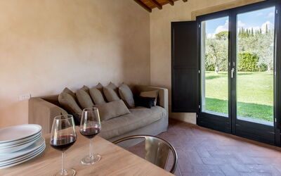 Vinsantaia-Trebbiano: Furniture, Table, Wood, Tableware, Comfort, Couch, Interior Design, Floor, Flooring, Living Room