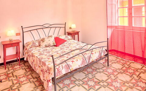 Via Dante Vacanze - Levanto: Bedroom, Bed, Furniture, Room, Bed Sheet, Pink, Bed Frame, Property, Interior Design, Bedding