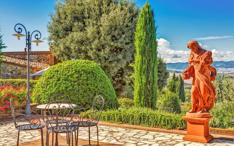 Villa Di Cinzia: Nature, Tree, Sky, Garden, Botany, Botanical Garden, Leisure, Woody Plant, Spring, Plant