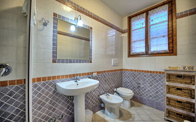 Casa Rossa 5: Mirror, Tap, Plumbing Fixture, Sink, Bathroom Sink, Property, Bathroom, Bathroom Cabinet, Interior Design, Purple