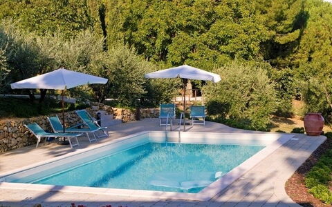 Gli Appartamenti Di Manuela: Swimming Pool, Property, Leisure, Real Estate, Resort, Patio, Building, Estate, Backyard, Home