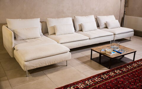 Appartamento La Corte: Couch, Furniture, Rectangle, Wood, Interior Design, Living Room, Flooring, Studio Couch, Floor, Table