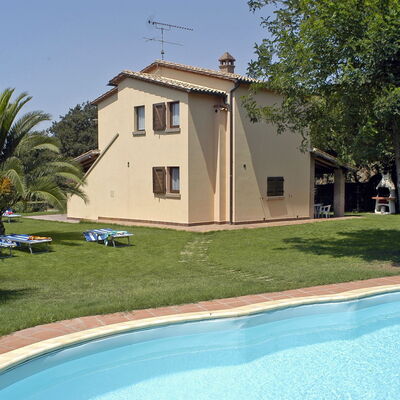 Poderino: Property, House, Swimming Pool, Building, Real Estate, Home, Villa, Estate, Residential Area, Farmhouse