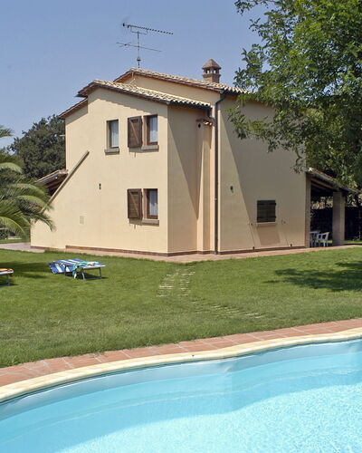 Poderino: Property, House, Swimming Pool, Building, Real Estate, Home, Villa, Estate, Residential Area, Farmhouse