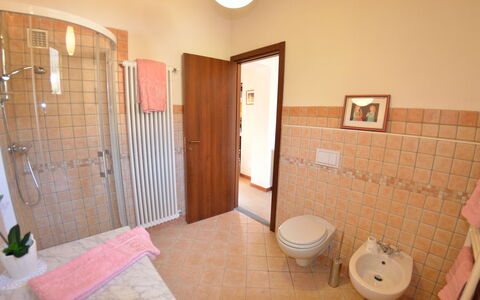 Alla Piazzetta Proprietà: Bathroom, Room, Property, House, Interior Design, Building, Real Estate, Plumbing Fixture, Tile, Floor
