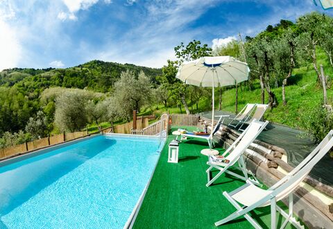 Alla Piazzetta Proprietà: Swimming Pool, Property, Leisure, Real Estate, Resort, House, Grass, Estate, Building, Vacation