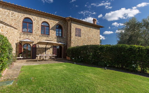 Appartamento Il Nido Di Giulia: Property, House, Building, Home, Real Estate, Estate, Farmhouse, Cottage, Architecture, Grass