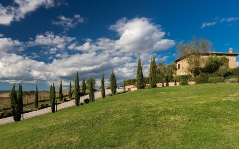 Appartamento Il Nido Di Giulia: Sky, Nature, Cloud, Natural Landscape, Grass, Daytime, Green, Tree, Grassland, Property