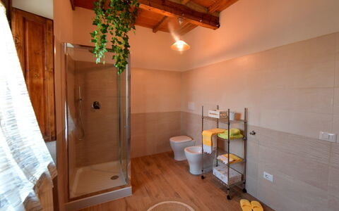 Podere i Gigli: Room, Property, Bathroom, Building, Floor, House, Real Estate, Interior Design, Tile, Hardwood
