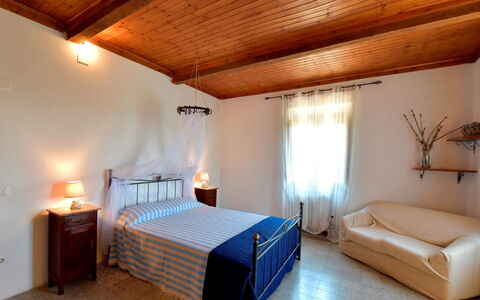 Podere i Gigli: Bed, Bedroom, Room, Furniture, Property, Bed Sheet, Building, Ceiling, Interior Design, Suite