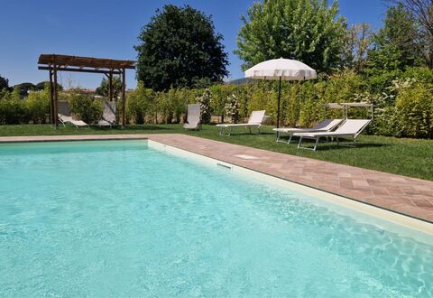 Podere i Gigli: Water, Plant, Sky, Property, Swimming Pool, Azure, Tree, Shade, Rectangle, Outdoor Furniture